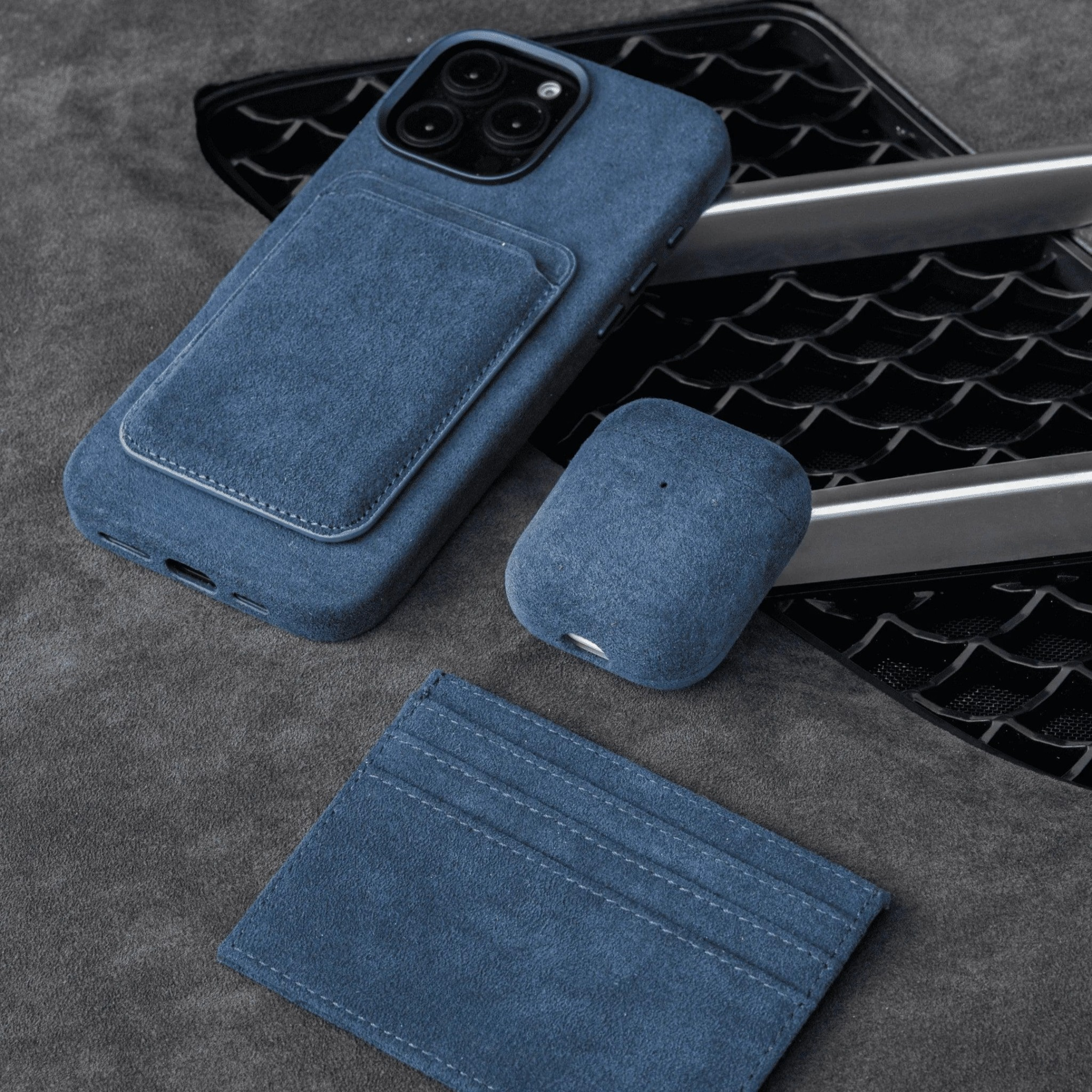 iPhone 15 Pro - Coque en Alcantara - Bleu océan