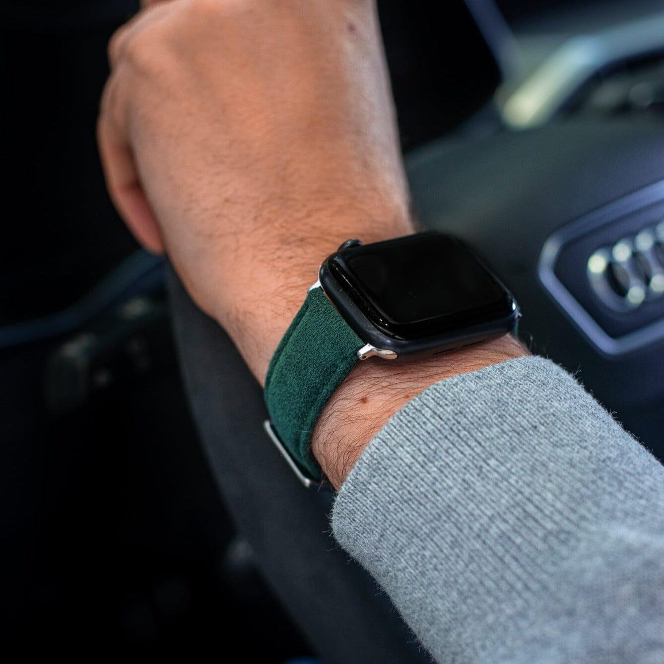 Bracelet Apple Watch en Alcantara avec boucle - Vert nuit - 42/44/45/46 mm & Ultra (49 mm) - Édition Noël
