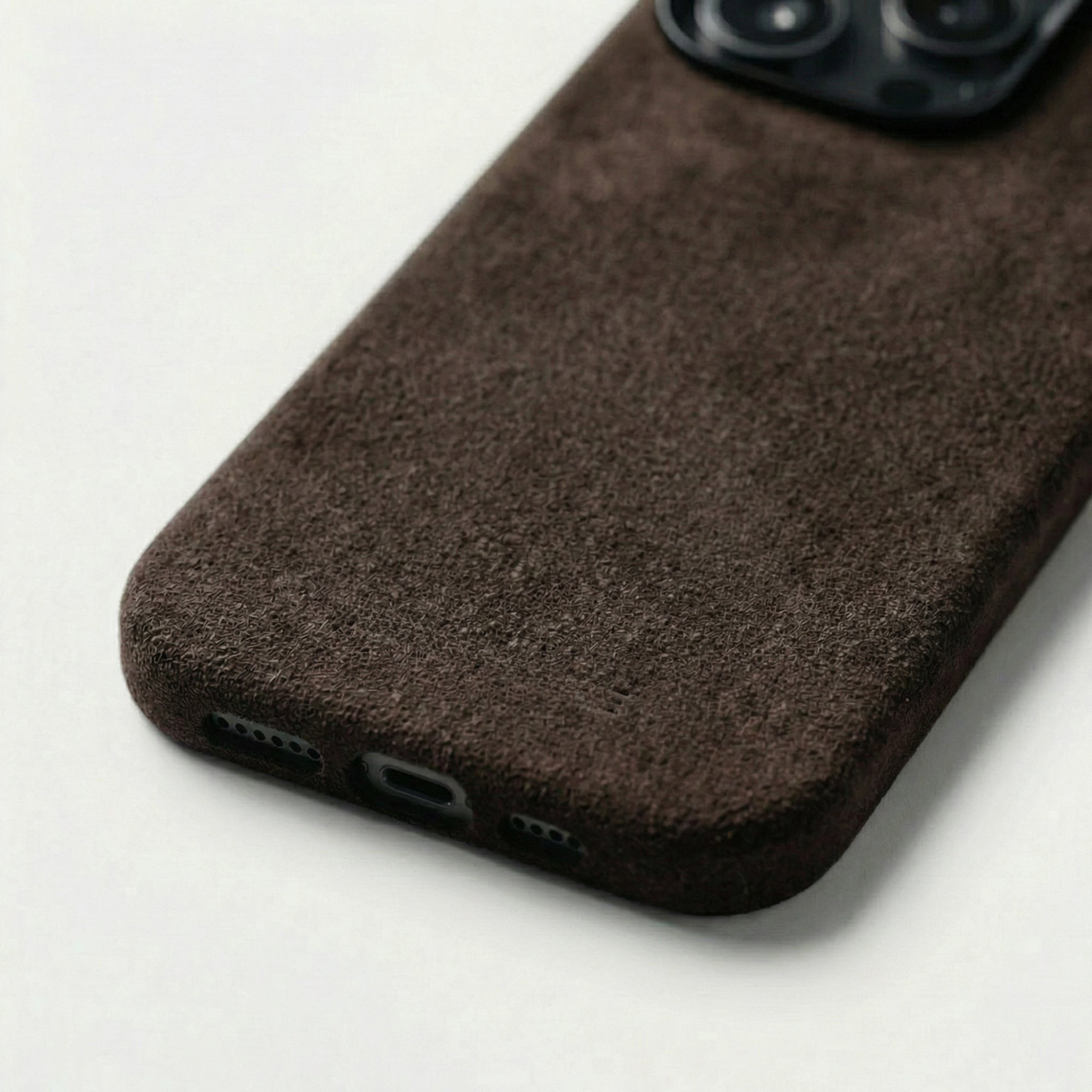 iPhone 16 Pro Max - Coque en Alcantara - Marron chocolat