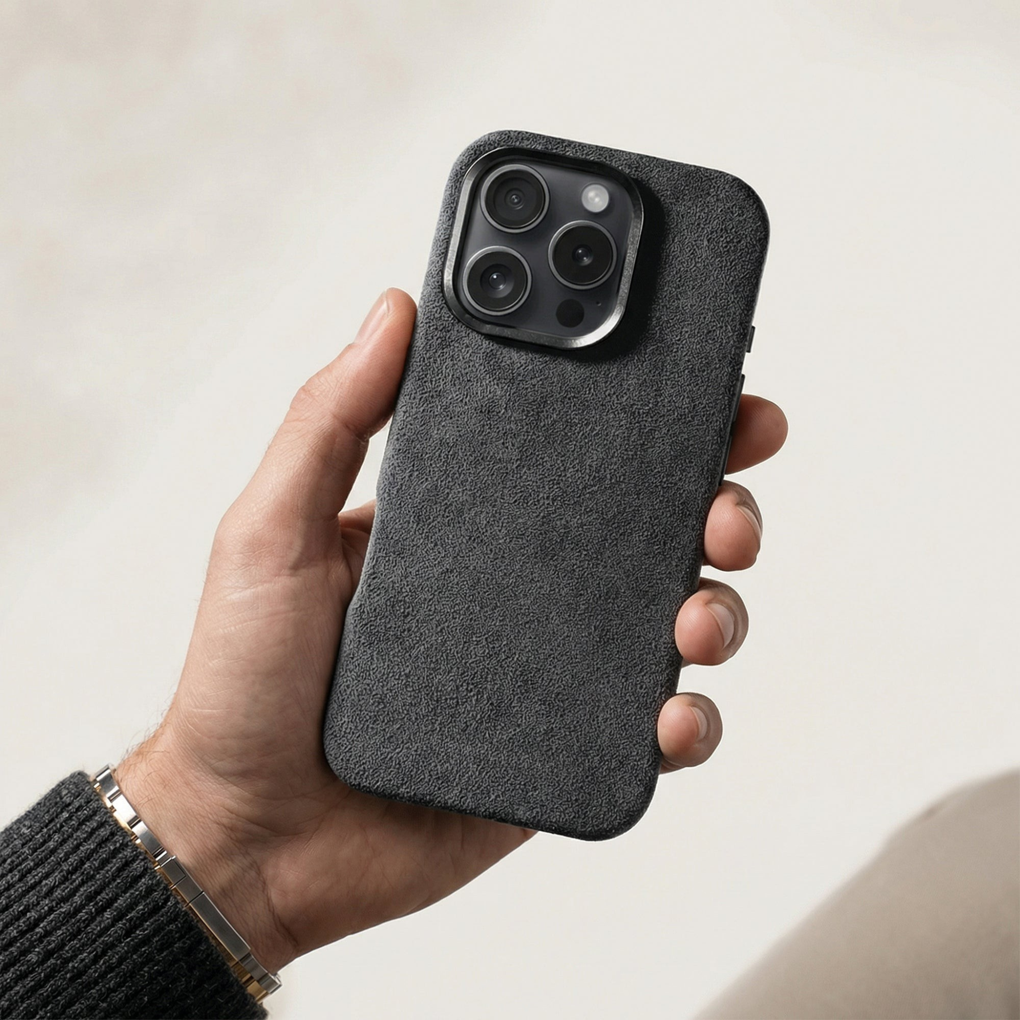 iPhone 16 Pro - Coque en Alcantara - Gris sidéral