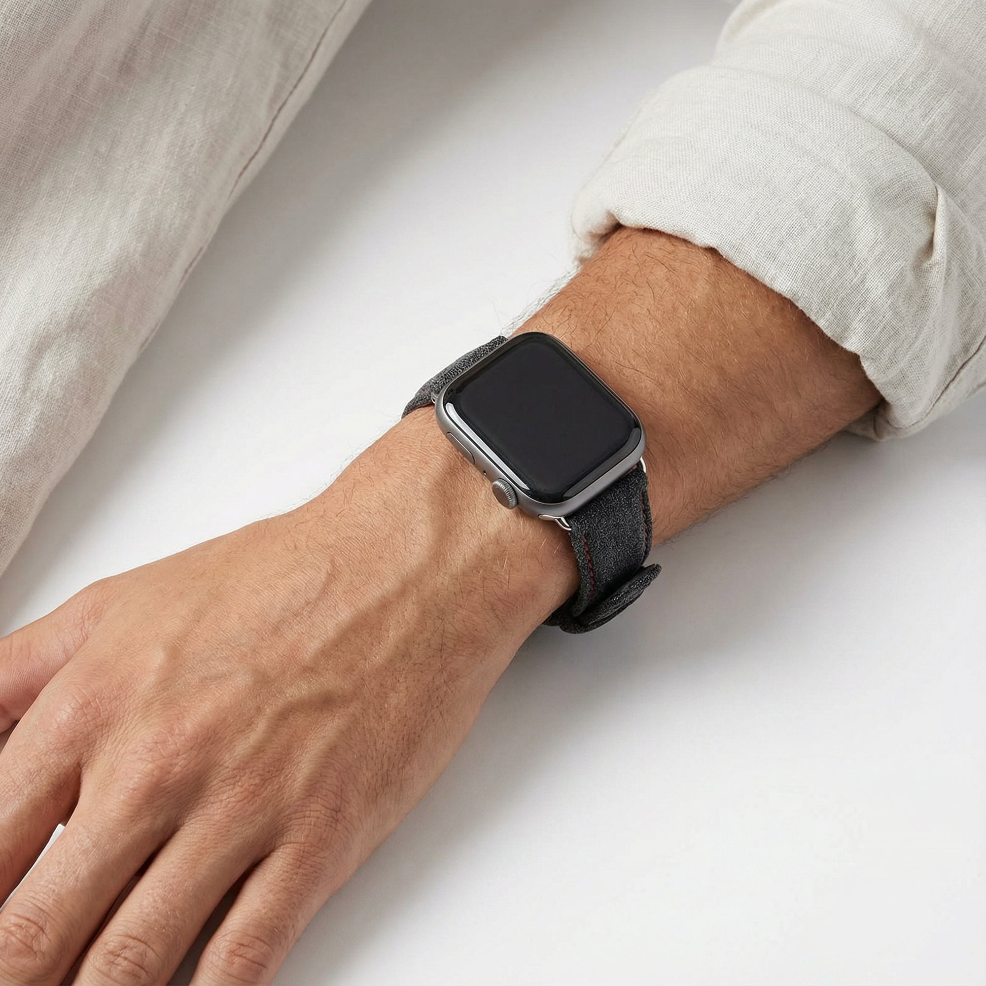 Bracelet Apple Watch en Alcantara avec boucle - Gris sidéral avec surpiqûres rouges - 38/40/41/42 mm