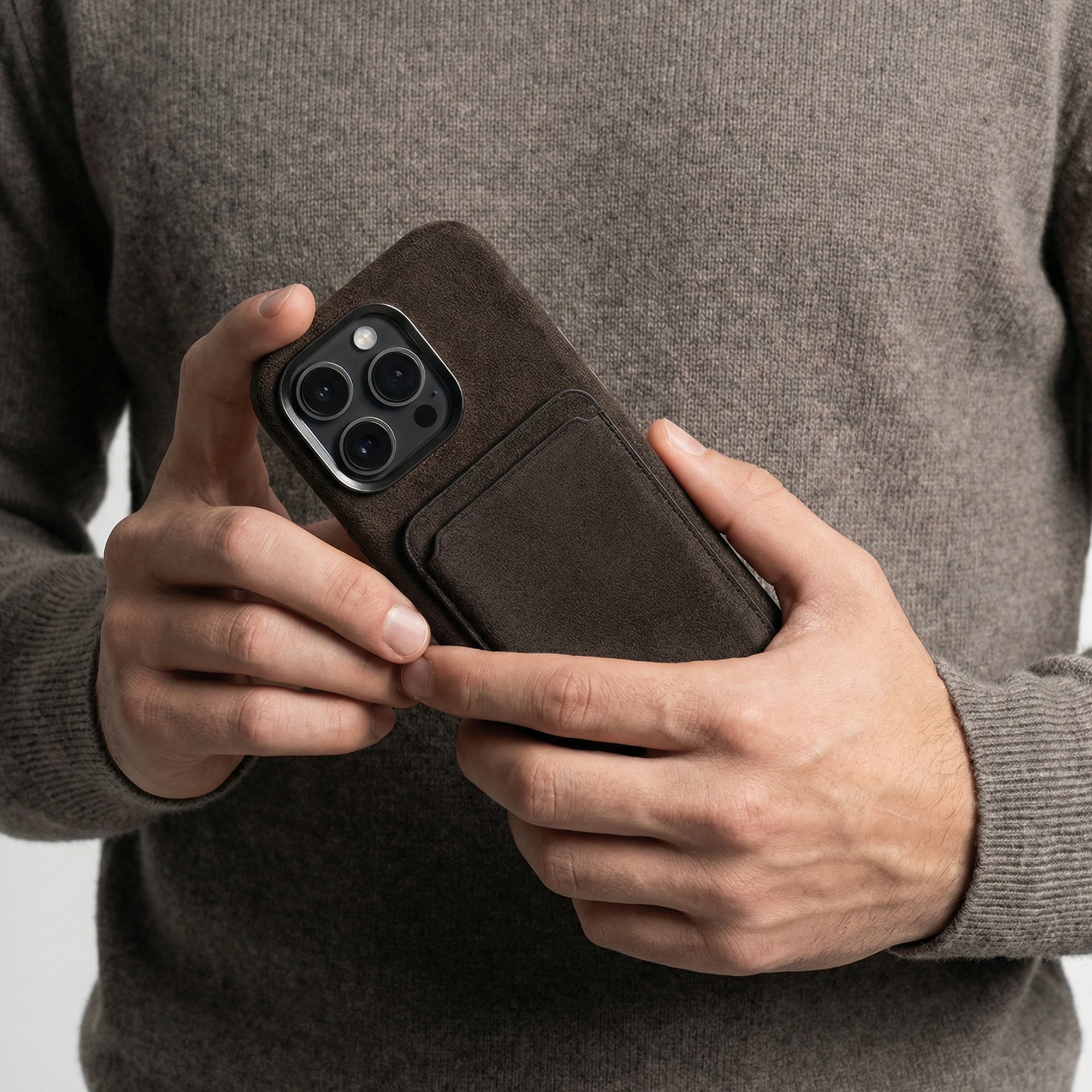 iPhone 16 Pro - Coque Alcantara - Marron Chocolat